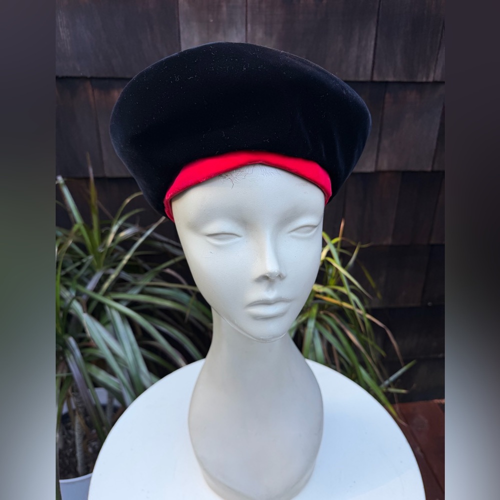 Vintage beret style hat black red velvet  Sz 21.5” Michael Terre Southern Calif